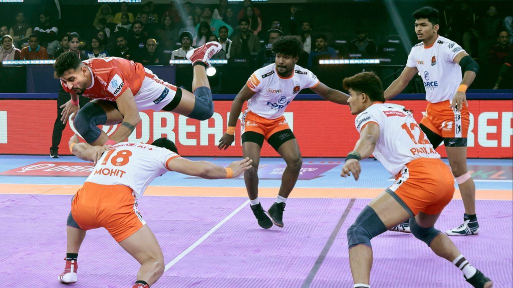 Puneri Paltan Beat Gujarat Giants In Match Of Pro Kabaddi League Season