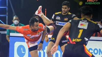 Patna Pirates in green jersey celebrate after winning the match against the  Bengal Warriors to qualify for the finals of Vivo Pro Kabaddi league in  Chennai, India, Thursday, Oct.26, 2017. (AP Photo